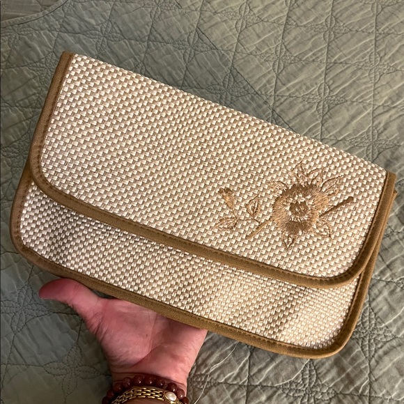 Vintage Woven Straw Clutch, with a floral embroidery design - Picture 2 of 15